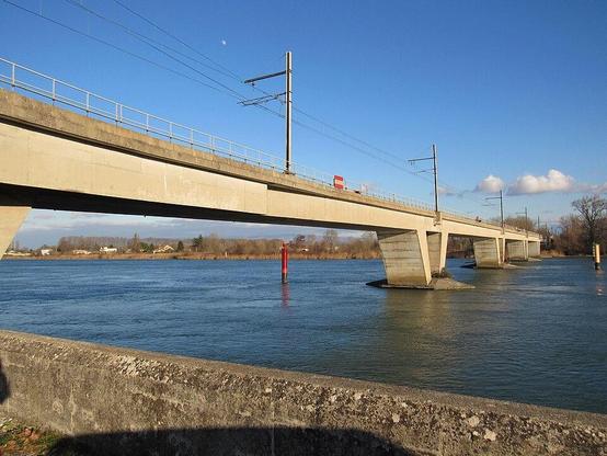 Viaduc de chemin de fer, dit viaduc de La Voulte à #LaVoultesurRhône (#Ardèche) Le viaduc pour voie unique, de 300 mètres de longueur, est constitué de cinq portiques en béton précontraint de 56 mètres de porté...
Suite 👉 https://monumentum.fr/architecture-contemporaine-remarquable/acr0000011/la-voulte-sur-rhone-viaduc-de-chemin-de-fer-dit-viaduc-de-la-voulte
#Patrimoine #ArchitectureContemporaine
Photo CC-BY-SA 4.0 : FredSeiller