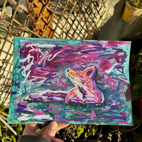 Illustration mit Buntstiften und Aquarellfarben von einem liegenden Rotfuchs, der mit geschlossenen Augen nach oben schaut.
