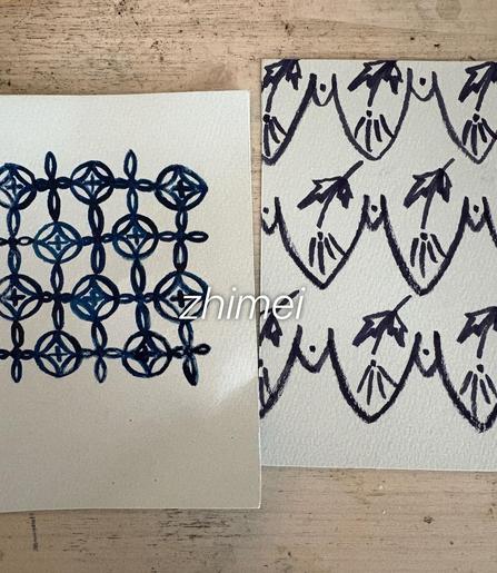 背景、薄水色に濃紺の線の文様のイラストが二つ