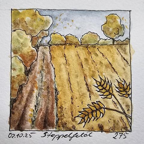 Herbstlich gefärbte Büsche und Bäume neben einem zerfurchten Feldweg, der entlang eines abgeernteten Feld verläuft. Vorne rechts ragen noch zwei stilisierte Weizenähren ins Bild. Wind treibt ein paar bunte Blätterpunkte in den eher grauen Wolkenhimmel.
