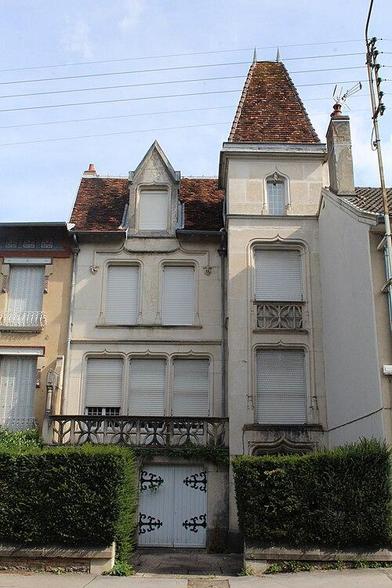 Maison à #LonsleSaunier (#Jura) Etablissement des bains et du parc en 1894 : développement du quartier thermal. L'architecte Bidot construit une maison pour en faire sa résidence et son agence et l'occupe après...
Suite 👉 https://monumentum.fr/monument-historique/pa39000015/lons-le-saunier-maison
#Patrimoine #MonumentHistorique
Photo CC-BY-SA 4.0 : Chabe01