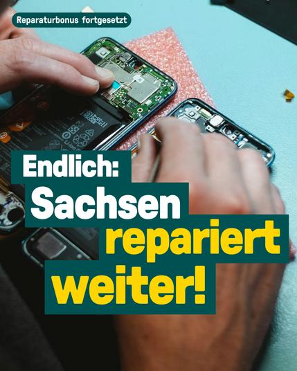 Das Bild zeigt zwei Hände, die mit kleinem Werkzeug ein geöffnetes Handy reparieren. Darüber der Spruch: „Endlich: Sachsen repariert weiter!“