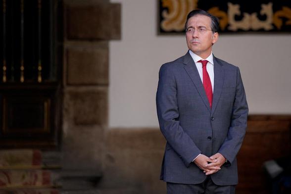 El ministro de Asuntos Exteriores, José Manuel Albares, esperando a unas delegaciones comerciales de China y EEUU, el 14 de septiembre de 2025, en Madrid. (Ana Beltrán / Reuters)