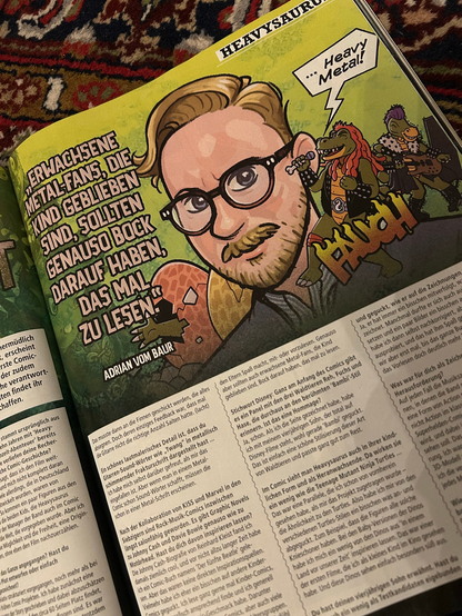 Magazine page featuring a portrait drawing of a blond man with glasses surrounded by comic-style heavy-metal dinosaurs. Big quotation: „ERWACHSENE METAL-FANS, DIE KIND GEBLIEBEN SIND, SOLLTEN GENAUSO BOCK DARAUF HABEN, DAS MAL ZU LESEN."