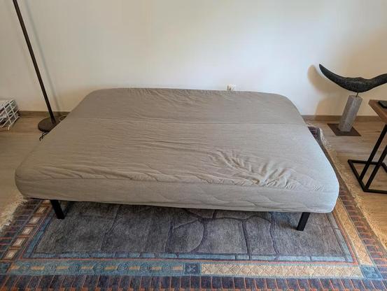 Das Sofa ausgeklappt, ca. 180 auf 200 cm Liegefläche.