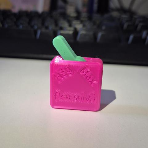 En lightswich style "fidget button" with text on it. The text says "Flamsnivå - Hög/Max".