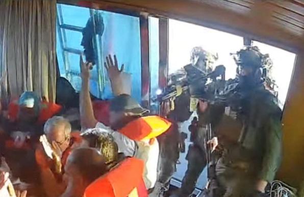 Captura de pantalla del momento en que la cámara de uno de los barcos de la flotilla muestra al ejército de Israel a bordo de la embarcación.