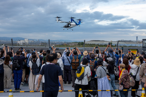 A crowd of onlookers watching the Joby Aviation aircraft demonstration