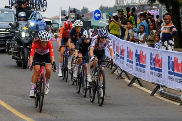 Final lap sprint at Kigali 2025: Vallières 🇨🇦, Fisher-Black 🇳🇿, and García 🇪🇸 racing to gold, silver, and bronze.