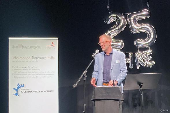 Sebastian Gutknecht, Direktor der Bundeszentrale für Kinder- und Jugendmedienschutz (BzKJ) bei der Festrede.