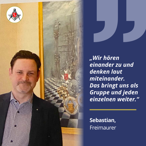 Grafik mit dunkelblauem Hintergrund. Links oben steht die Überschrift: „Echte Freimaurer – echte Stimmen“. Darunter ist ein Foto von Sebastian, einem Bruder der Loge „Zur Hansa“ in Bremen, im Halbporträt lächelnd aufgenommen. Rechts neben dem Bild befindet sich sein Zitat in weißer Schrift. Unten das Freimaurersymbol mit Zirkel und Winkelmaß.