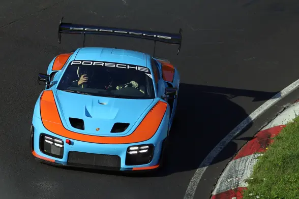 Ein Porsche in der berühmten Gulf Lackierung blaue orange.