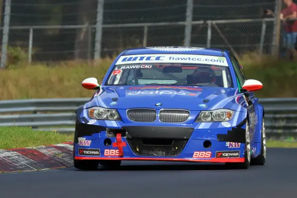 Ein BMW Tourenwagen in den Farben blau-rot.