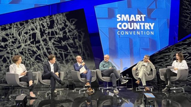 Diskussionsrunde mit 6 Personen auf Bühne