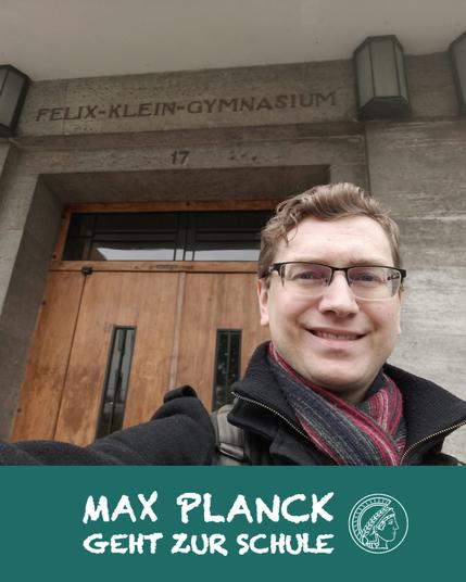 selfie of a scientist in front of the Felix Klein Gymnasium in Göttingen