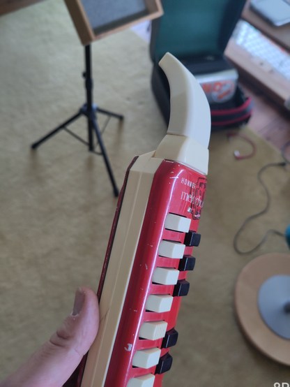 Ein 3D gedrucktes gebogenes Mundstück an einer Hohner Soprano.
