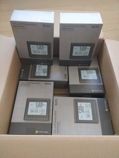 Un carton avec dedans 6 boites de capteur de CO²