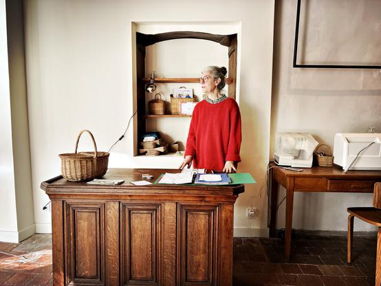 Odile derrière le comptoir qui fut longtemps dans le 19 de la Maison Beurdelaine pour servir de bar après les concerts