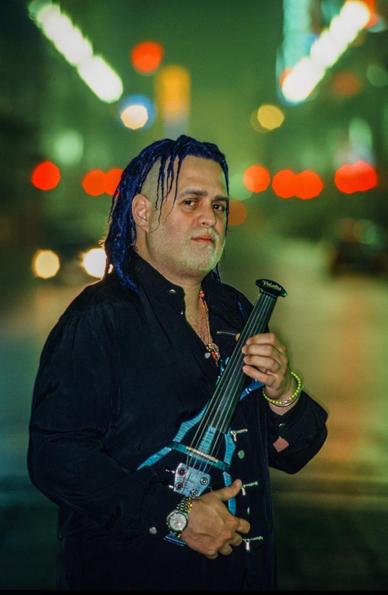 LE Violoniste de la salsa, Alfredo de La Fé, de nuit dans une rue de Turin en 2004.
