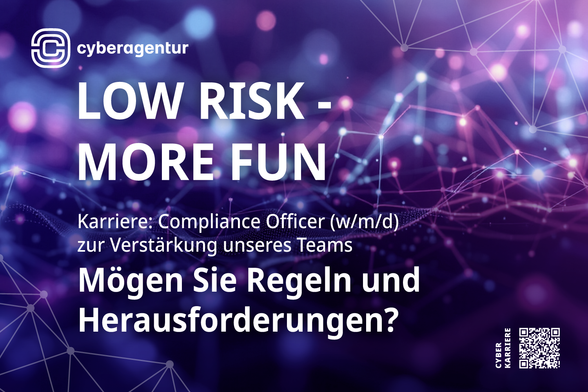 Das Bild zeigt einen digitalen Hintergrund in Lila- und Blautönen mit leuchtenden Punkten und Linien, die wie ein Netzwerk oder ein abstraktes Schaltbild wirken. Links oben steht das Logo der Cyberagentur in Weiß, daneben der Schriftzug „cyberagentur“. Im Zentrum sind in großen weißen Buchstaben die Worte „LOW RISK – MORE FUN“ platziert. Darunter folgt in kleinerer Schrift: „Karriere: Compliance Officer (w/m/d) zur Verstärkung unseres Teams“. Am unteren Rand steht in fetter Schrift: „Mögen Sie Regeln und Herausforderungen?“. Rechts unten befindet sich ein QR-Code mit der Beschriftung „Cyber Karriere“. Montage: freepik/Cyberagentur