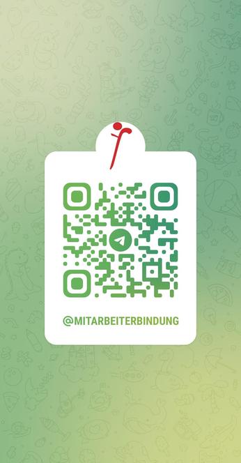 Das Bild zeigt ein QR-Code-Poster mit einem grünen Hintergrund, der mit verschiedenen skizzenartigen, kindlichen Zeichnungen wie Tiere, Pflanzen, Gegenstände und Symbole verziert ist. Im Zentrum befindet sich ein QR-Code in grün, der von einem weißen Rechteck umgeben ist. Oben im Rechteck ist ein roter Pinn-Symbol zu sehen. Unter dem QR-Code steht der Text "[@]MITARBEITERBINDUNG" in grüner Schrift. Der Hintergrund hat eine sanfte Farbverlauf von Hellgrün zu Dunkelgrün.