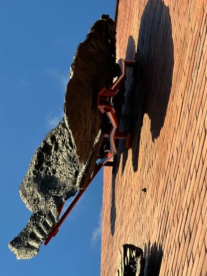 Teoksen suurempi osa on putkirungossa pultein teoksen kierreholkeista kiinni pultaten. Teräsrakenteiset konsoliosat on upotettu julkisivuun, konsoliosat kiinni rakennuksen kantavassa runkorakenteessa