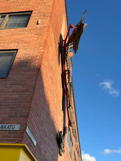 Teoksen suurempi osa on putkirungossa pultein teoksen kierreholkeista kiinni pultaten. Teräsrakenteiset konsoliosat on upotettu julkisivuun, konsoliosat kiinni rakennuksen kantavassa runkorakenteessa