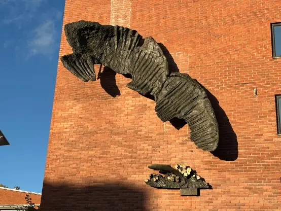 Suurempi osa on himmeän arvokkaasti vahattu alkuperäisen julkistuksen hengen mukaisesti.