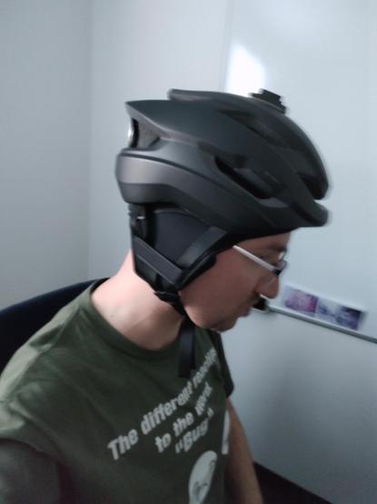 Lumos Helm von der Seite mit Winter-Einlage, sichtbar an den Ohrenschützern