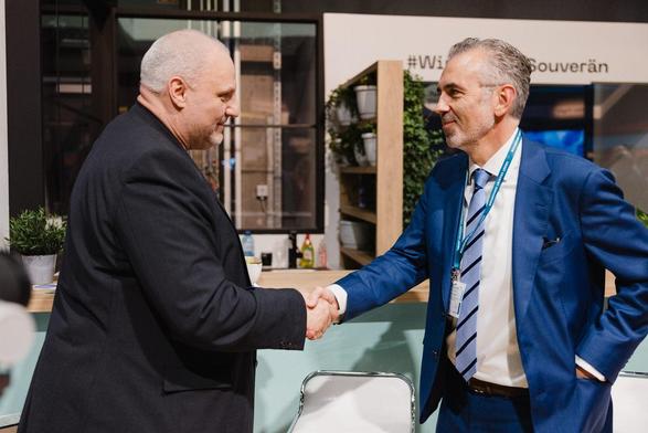 Alexander Pockrandt und Thomas Jarzombek schütteln sich die Hand.