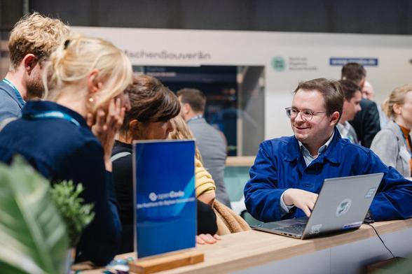 Alexander Smolianitski zeigt auf einen Laptop vor Zuhörerinnen.