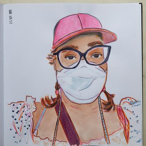 Aquarellierte Buntstiftzeichnung. Portrait einer Person mit tief ausgeschnittener rüschiger Bluse. Die Schirmkappe ist pink, genauso wie die Gummis and den beiden seitlichen geflochtenen Zöpfe. Die Brille ist dunkel und sieht nach den 50er Jahren aus, und die Maske ist weiß.