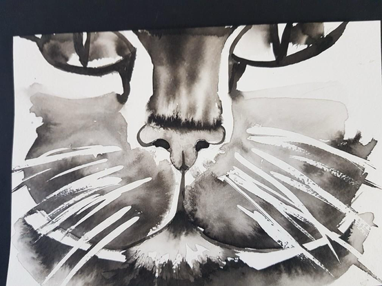 Dessin d'un chat à l'encre de chine. Les moustaches sont dessinées avec le blanc du papier grâce à de la gomme de réserve.