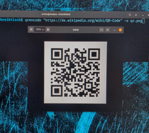 Ein QR-Code aus schwarzen Punkten und Quadraten auf weißem Grund im Fenster einer Bildanzeige. Darüber steht der Code zur Erzeugung des QR-Codes im Fenster eines Terminalemulators.