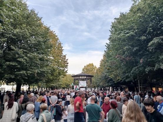 Orereta/Errenteriako Zumardian jendez beteta Palestinako herritarren eta Global Sumud Flotillaren aldeko elkarretaratzean. Plazan jendea, musika kioskoan pankartaj eta udazkeneko zerua zuhaitzekin irudia enmarlatzen.