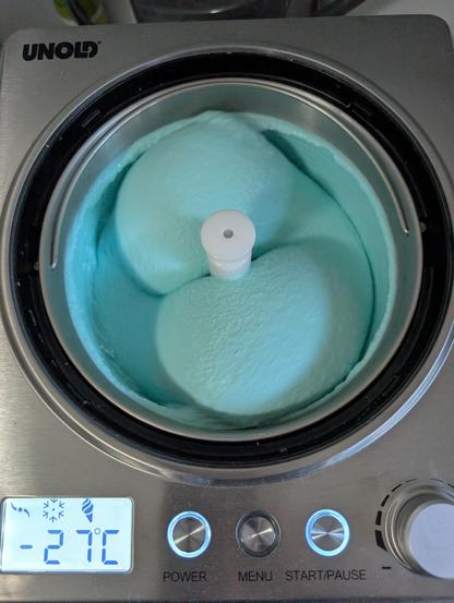 Hellblaue Eiscreme in einer Unold Eismaschine. Ein Display zeigt "-27 °C" an.