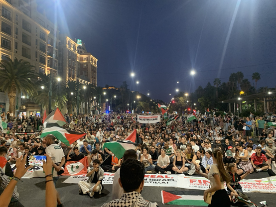 Miles de personas sentadas en la alameda principal en Málaga en protesta contra el genocidio