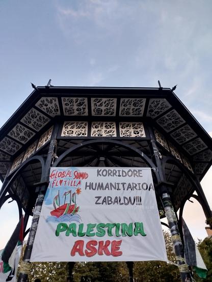 Zumardiko musika kioskoan Palestinaren aldeko pankarta handian hau dio: Global Sumud Flotilla, korridore humanitarioa zabaldu!!! Palestina aske.