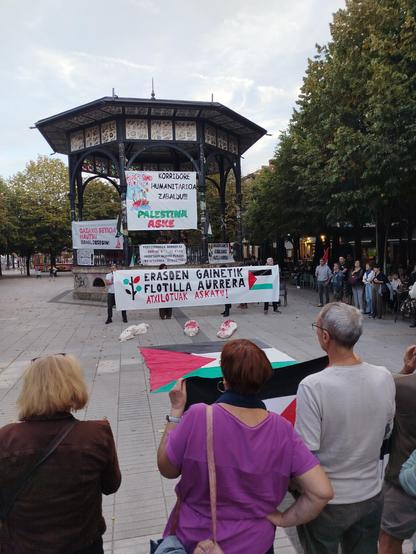 Zumardian kiosko aurreko pankartak