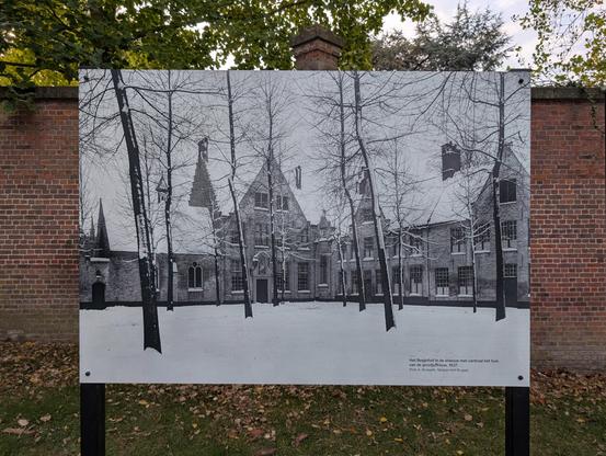 2. Foto von 1937: Beginenhof im Schnee, die Gebäude still und verschneit.
(Foto: A. Brusselle, Stadtarchiv Brügge)