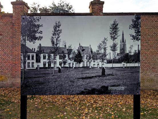 3. Historische Schwarzweißaufnahme des Beginenhofs in Brügge von 1930 mit neu gepflanzten jungen Bäumen.
(Foto: A. Brusselle, Stadtarchiv Brügge)