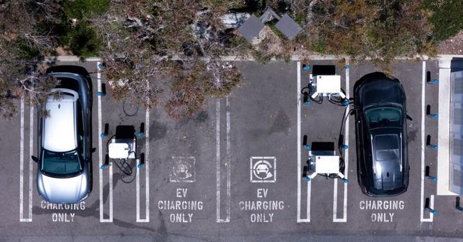 アングル：米ＥＶ市場、税控除終了で崩壊の恐れ　各社が対応急ぐ | ロイター