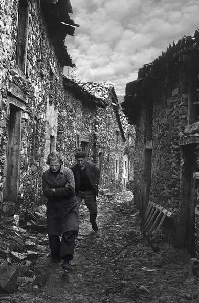 🗻 A caballo entre la La Sierra Pobre (Madridf) y los Pueblos Negros de Guadalajara, España (circa 1978)
📷 Foto por Pedro Martínez ©. Para ver más fotos: https://linktr.ee/martinezcorada
