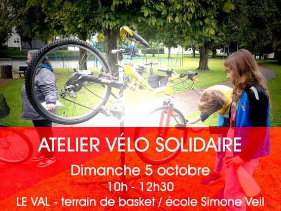 Atelier vélo Hérouelibre au quartier du Val avec 2 jeunes en train d'entetenir un vélo monté sur un pied d'atelier.