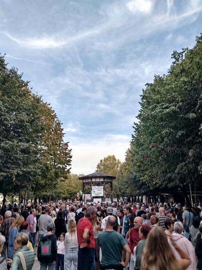 Zumardian mobilizazioa Global Sumud Flotilla eta Palestinaren alde. plaza beteta ikusten da.