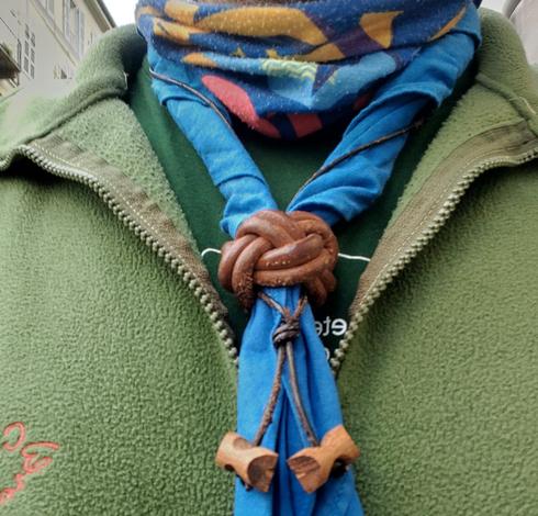 Primo piano di un fazzolettone scout al collo di una persona.