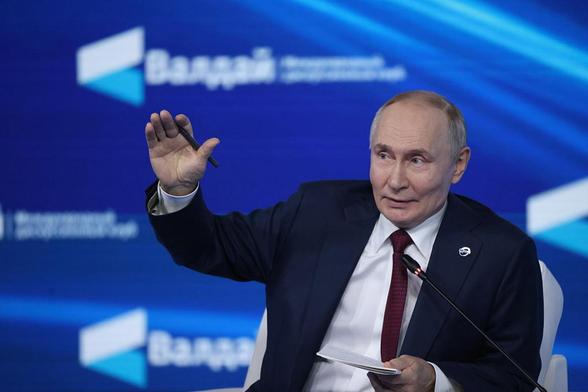 El presidente ruso, Vladímir Putin, habla durante la sesión plenaria anual del Club de Discusión Valdái, el 2 de octubre de 2025 en Sochi. (Getty Images)