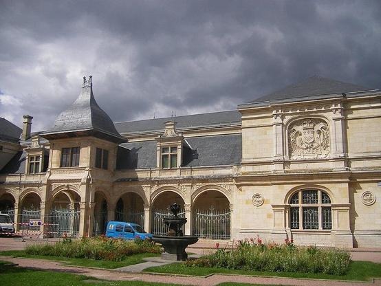 Pavillon d'Anne de Beaujeu, actuellement musée Anne de Beaujeu à #Moulins (#Allier) Propriété du département depuis 2004. Construction 1ère moitié XVIe siècle. Les restes du pavillon : classement par liste de 1...
Suite 👉 https://monumentum.fr/monument-historique/pa00093228/moulins-pavillon-danne-de-beaujeu-actuellement-musee-anne-de-beaujeu
#Patrimoine #MonumentHistorique
Photo CC-BY-SA 4.0 : Szeder László