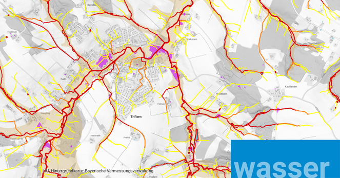 Die Abbildung zeigt einen Ausschnitt der Hinweiskarte Oberflächenabfluss und Sturzflut. Die Karte zeigt potentielle Fließwege, Aufstaubereiche, Geländesenken und wassersensible Bereiche.
