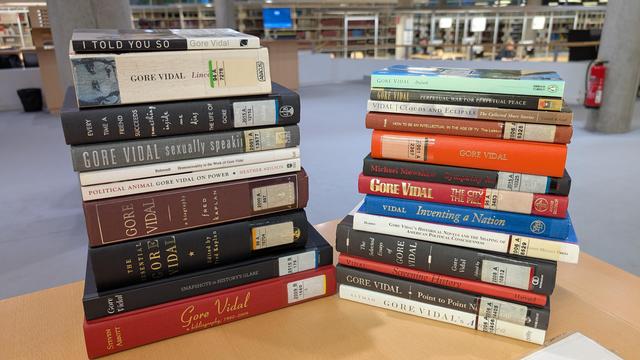 2 high piles of books on & by Gore Vidal, pictured in SUB Göttingen library